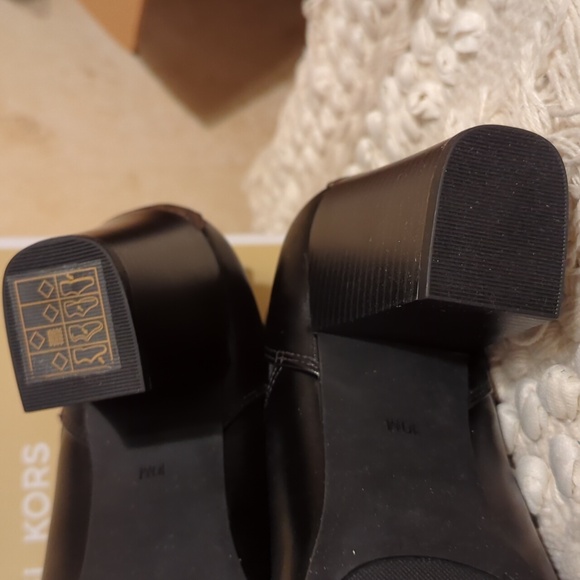 Michael Kors NIB Evaline Booties 10 Bk/Bwn - Picture 8 of 10
